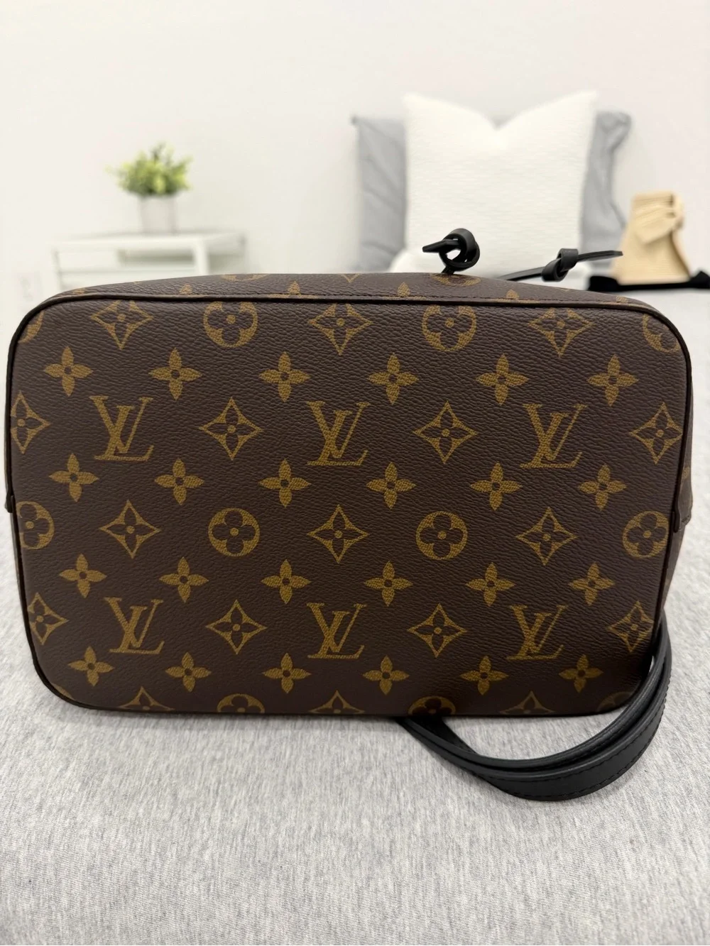 NEO NOE MM Louis Vuitton Monogram Canvas Bucket Shoulder Bag in Brown and Gold